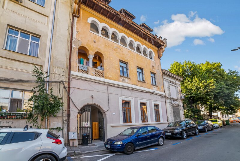 Carol Davila 4 camere  Parter/2 Vila interbelica Curte comuna 120 mp utili  C. Dona 5